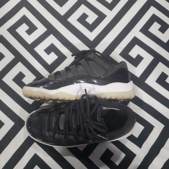 Nike Air Jordan 11 Retro Shoes - Picture 3 of 5